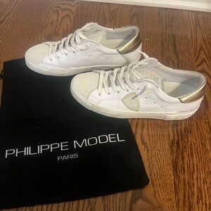 Philippe Model 
Women’s Prsx Low-Top Sneakers in Leather, White Gold